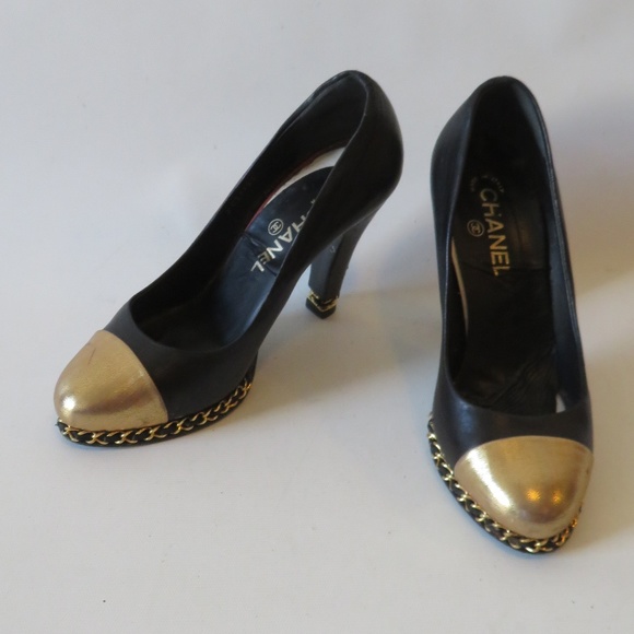 CHANEL Shoes - AUTH CHANEL BLACK LEATHER CHAINS PUMPS SHOES 37.5
